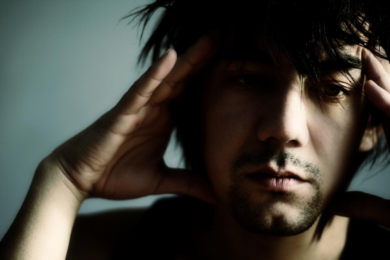 człowiek trzymający się za głowę